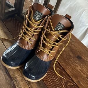 Women’s Bass & Co. duck boots. Size 8